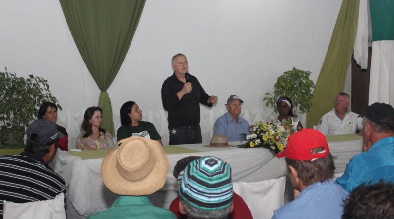 Prefeito Tuca participou do encontro realizado na localidade da Pratinha.