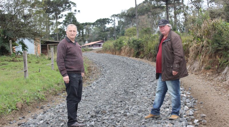 Prefeito Tuca e secretário de obras Betão, na localidade de São Tomaz