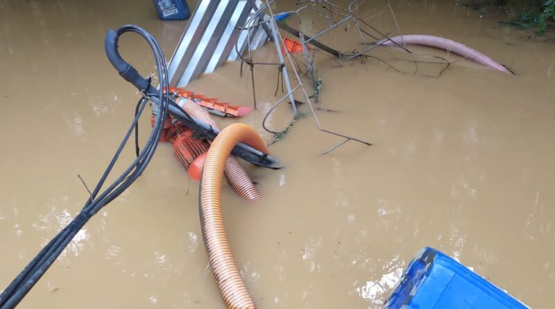 Bomba que estava submersa, impossibilitando sua localização. Possui base flutuante para casos de alagamentos, porém, não suportou a forte enxurrada.