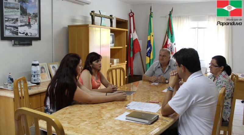 reunião da administração municipal com representantes da APAE