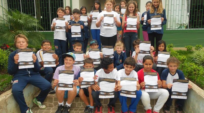 alunos recebem certificados