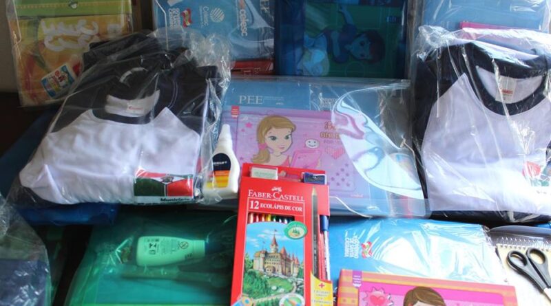 kits de materiais entregues pela secretaria de educação
